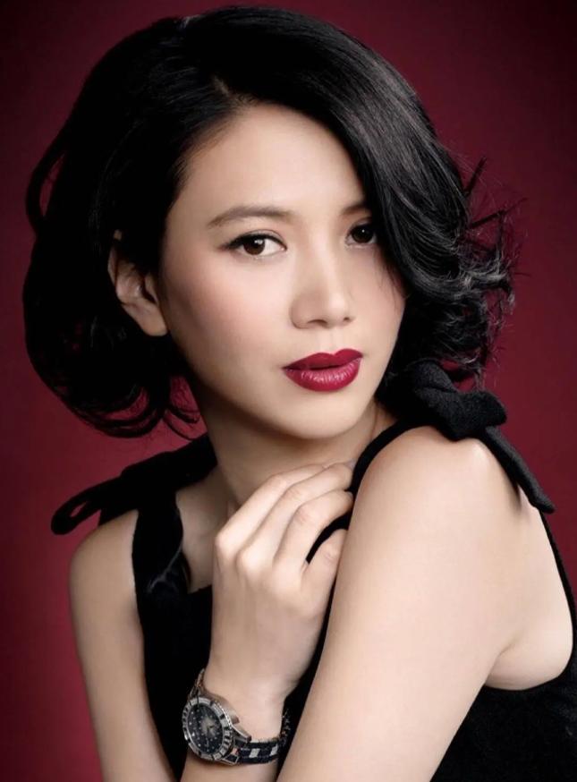 主持人问王晶:“娱乐圈里，你最羡慕谁？”王晶说:“我最羡慕袁咏仪。”主持人好奇: