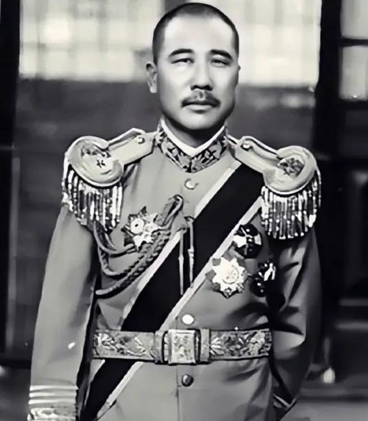 民国时期，有次张宗昌想枪毙一个逃兵，结果写手令时“毙”字不会写，就想改成打200