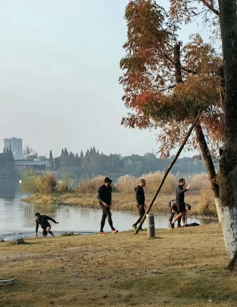 笑不活了，马克龙的保镖这么大一个人，怎么就不小心掉湖里了呢？第一种可能，