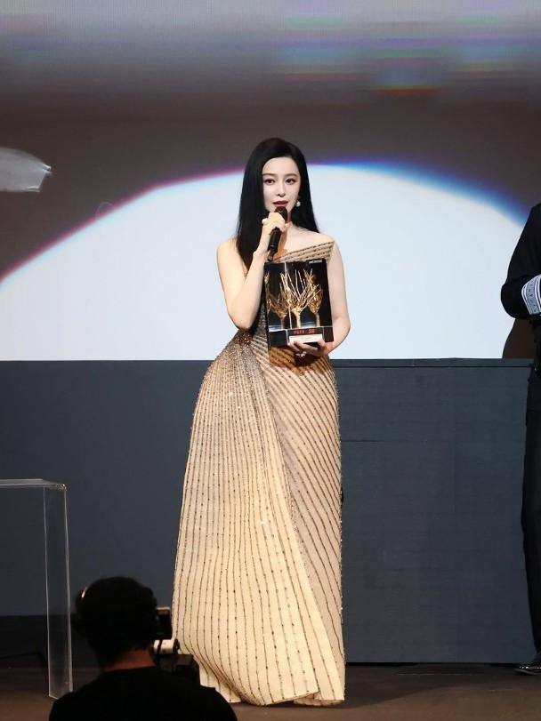 內地女星范冰冰前晚獲意大利烏甸尼遠東電影節頒發「金桑樹傑出藝術成就獎」，台下觀眾
