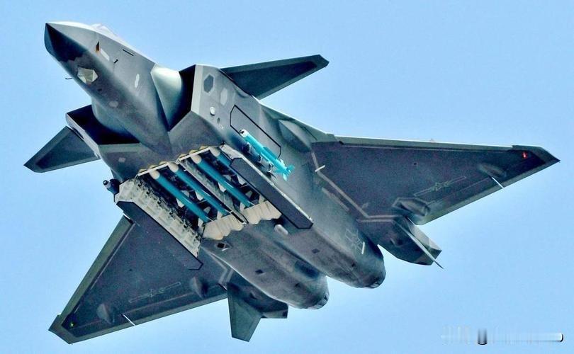 歼20挂8枚导弹亮相！