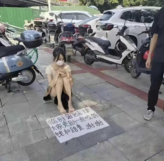 香港vs内地，街头求助大不同。一个异国弹唱，一个跪地求路费。是真困境还是职业