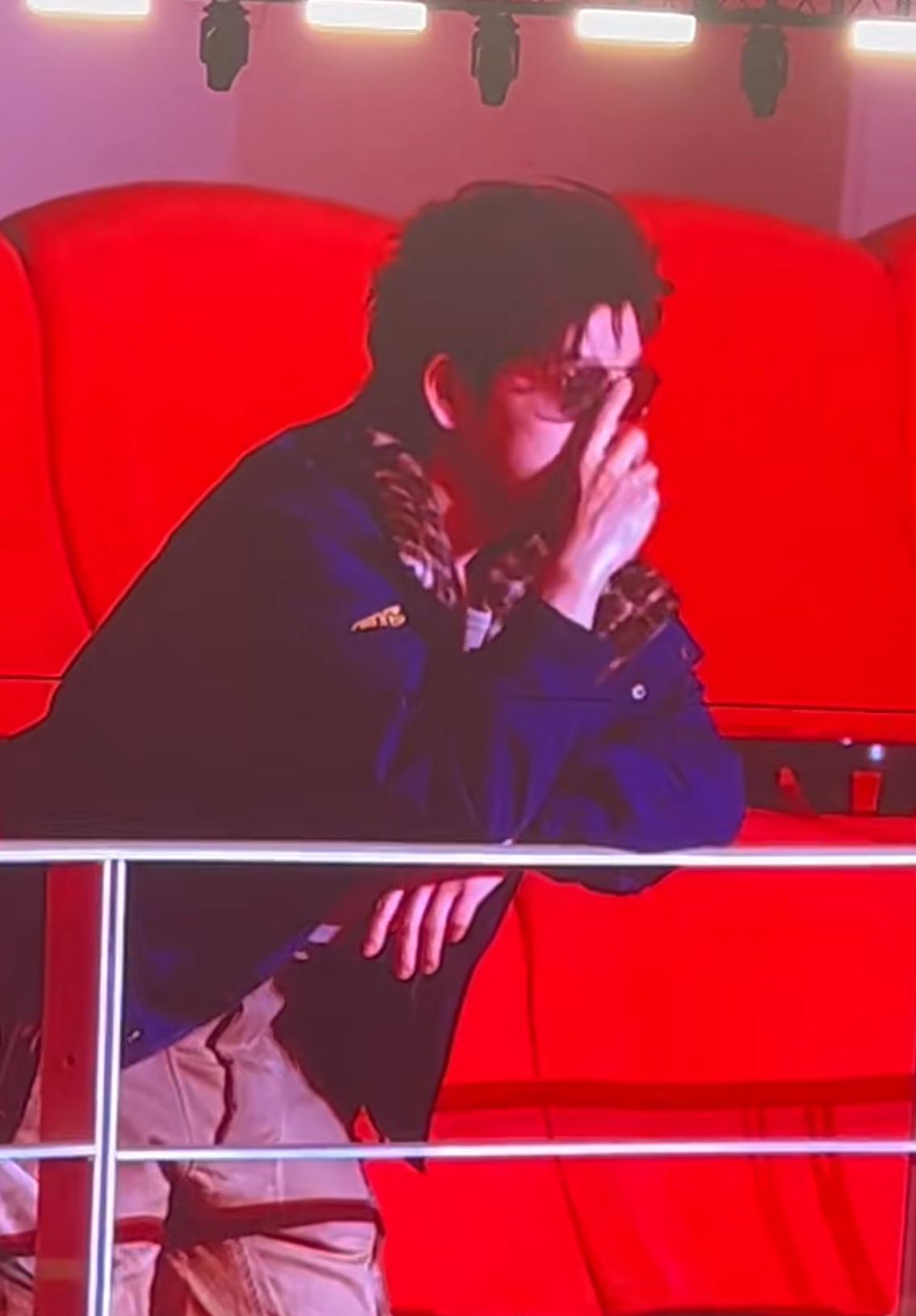 陈楚生说今天演唱会来了一个好兄弟，还说“爱你哟”。哈哈哈，一个喊生哥“冠军、上