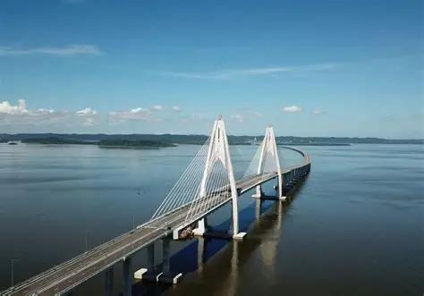 中国基建再次建造奇迹，建筑东南亚地区最长的跨海大桥，但是一些人得知用料的时候，竟