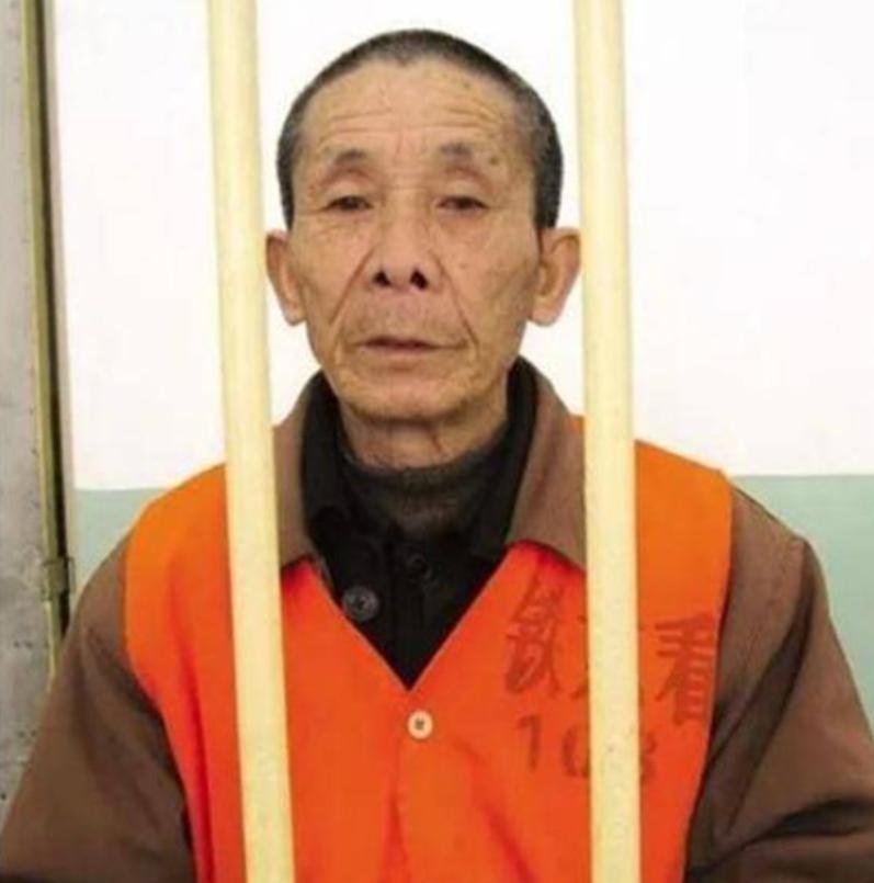 进监狱养老？2008年，69岁湖南老汉付达信为“入狱养老”在北京站持刀抢劫，被捕