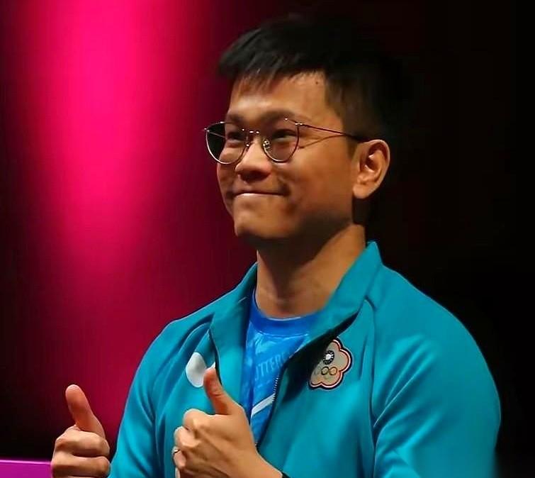 多哈冠军赛，两个教练直接打出了圈。林昀儒这边，每拿下一分，他教练“噌”地一下就