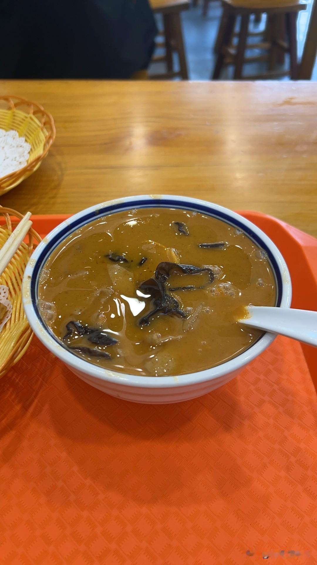 大家发现没有？咱河南的胡辣汤不知从何时起？好似商量一样，统一涨到7块了！菜