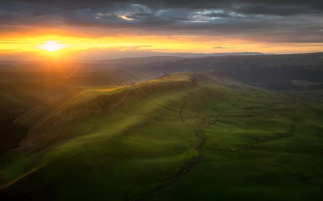 我们经常都跟家长讲，我们和其他地方做事不太一样，我们都是先干活再付费，我把活做好