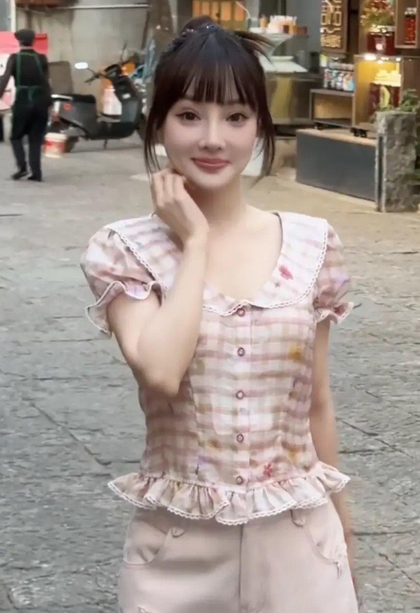 李小璐的少女感太绝了！歪头浅笑表情超甜