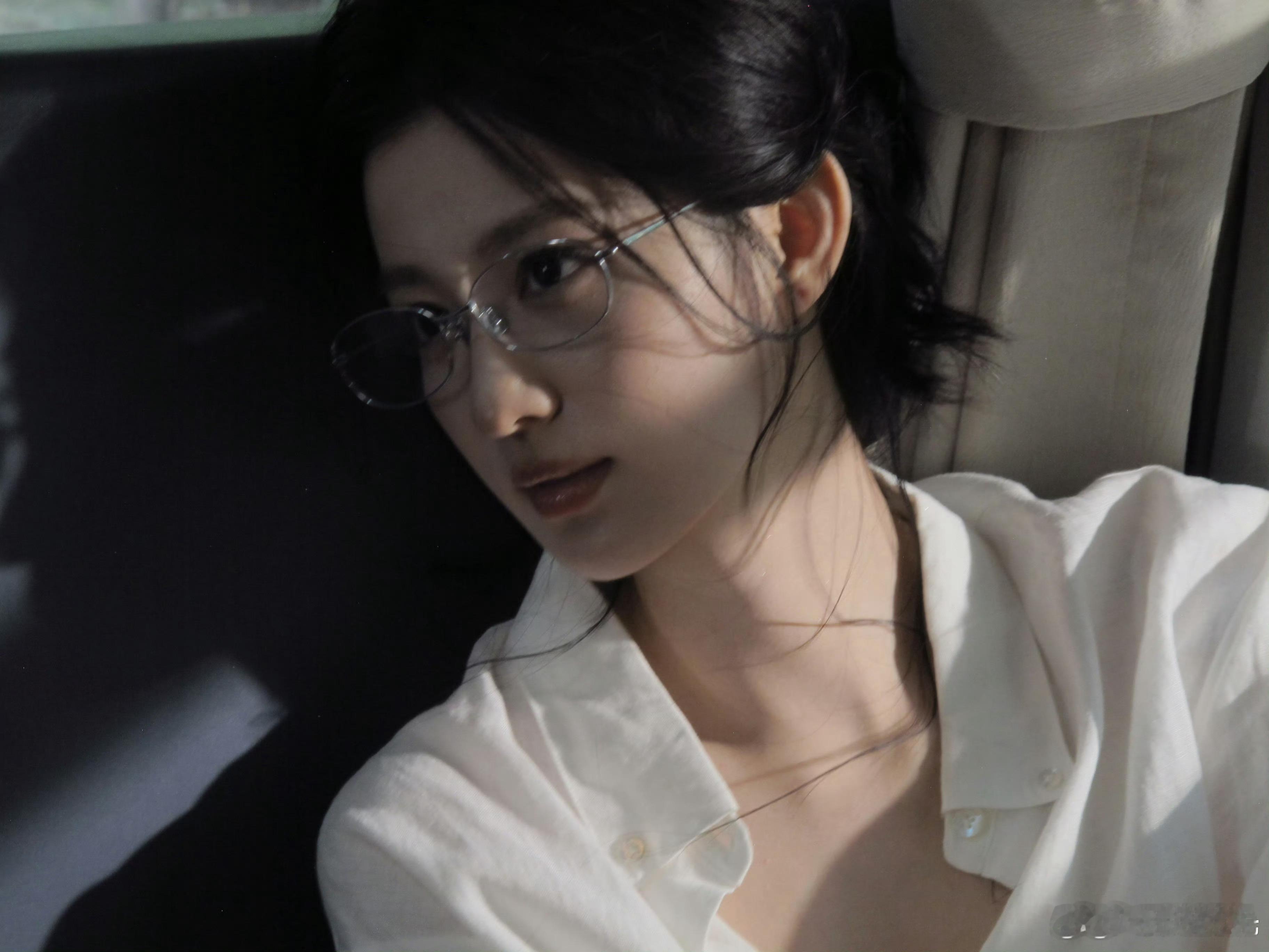王楚然白衬衫plog超爱今天王楚然发的白衬衫plog，这组图太优质了很松弛的