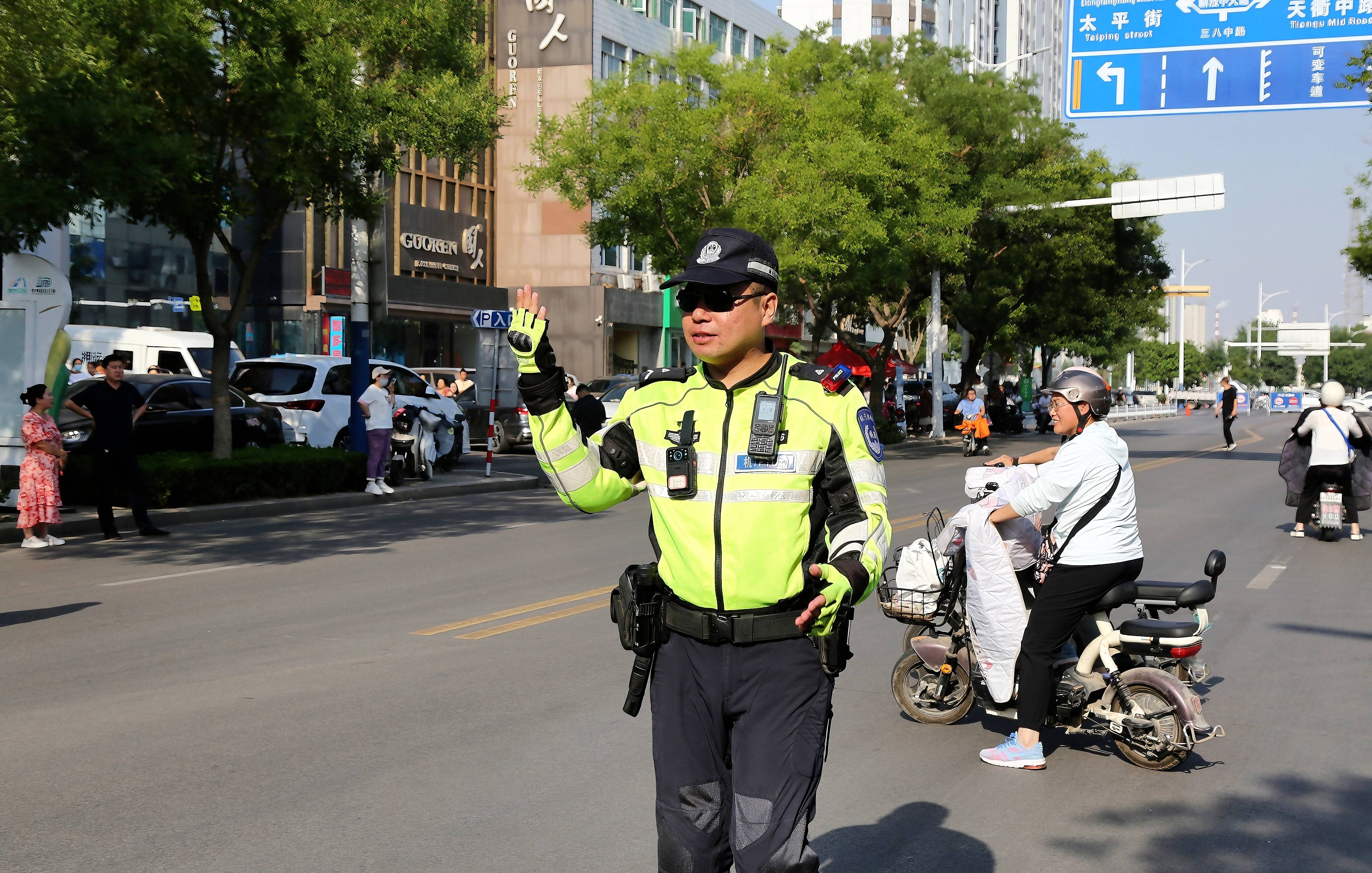 孩子的一个同学是交警，其实只是个辅警，坐上他车(私家车)一同参加个婚宴回来，路过