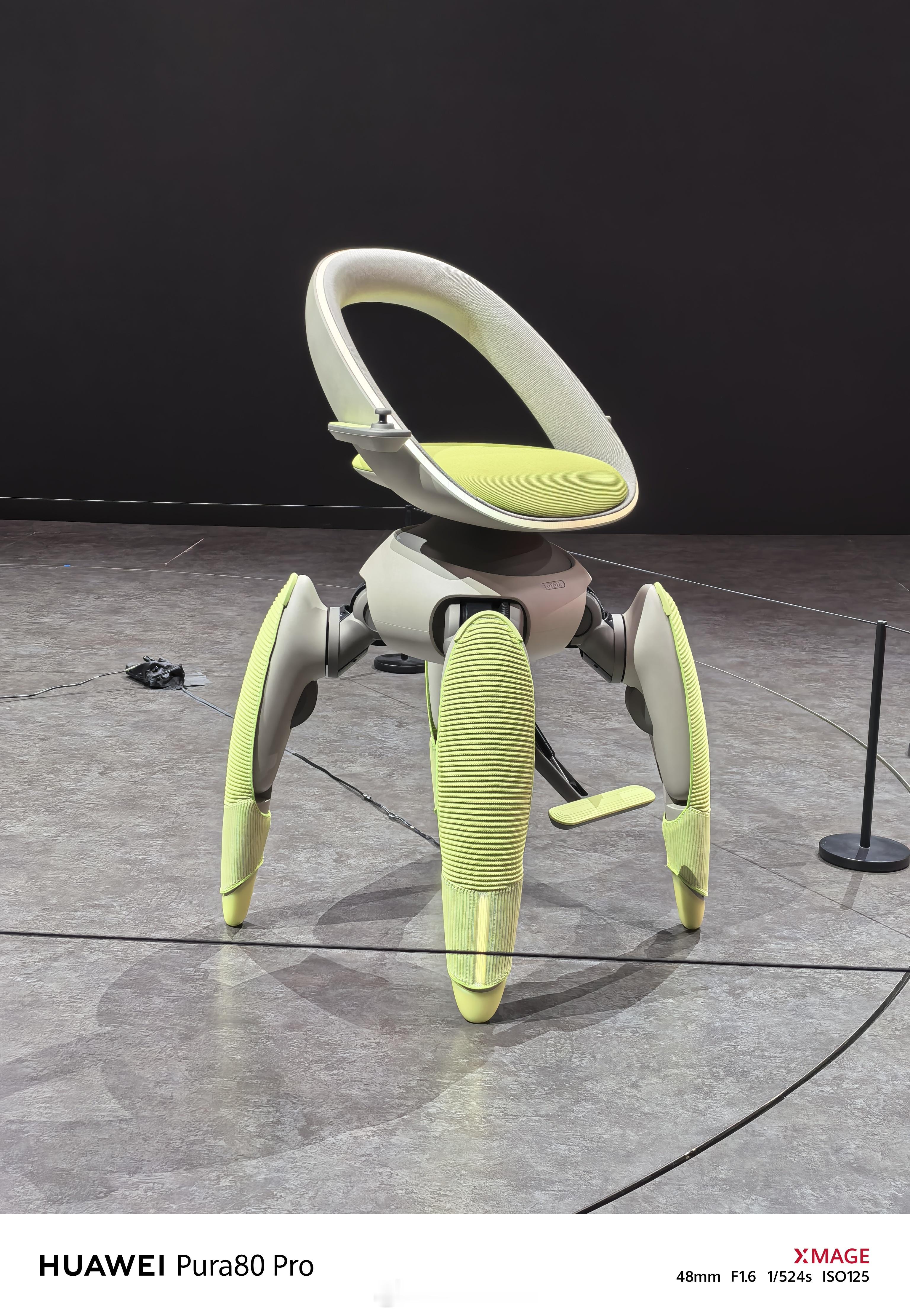 东京车展丰田展台还有一些有意思的全家概念车。图1给儿童用的，像星际争霸中的神族