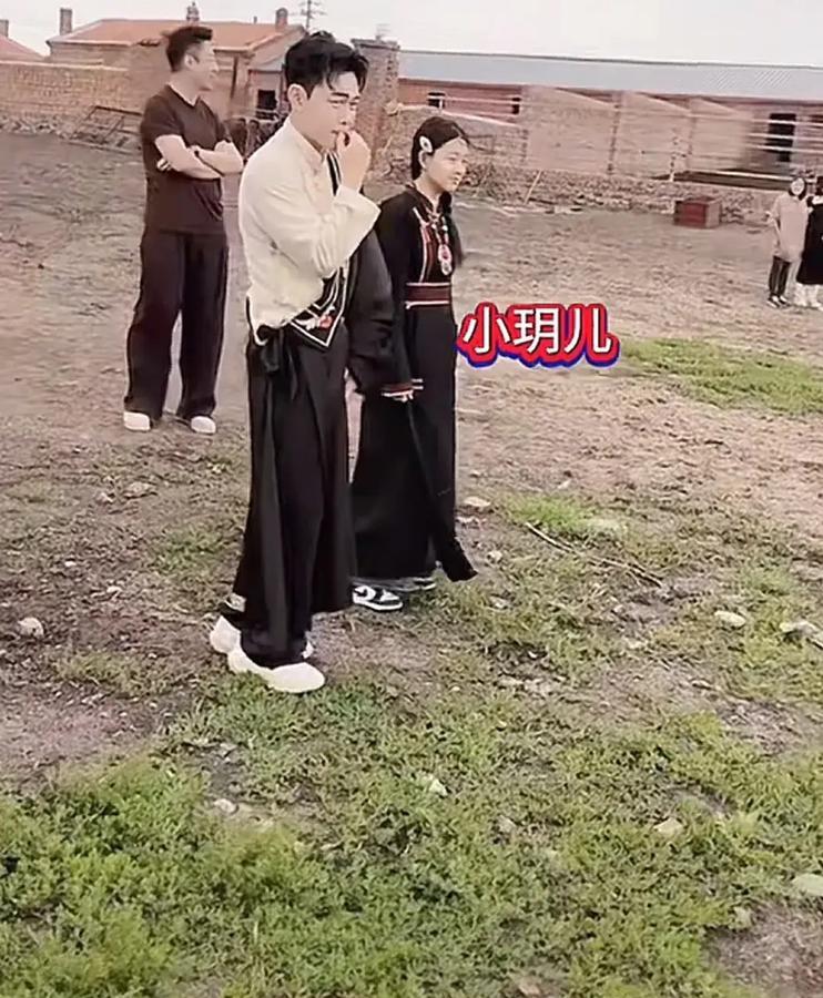 哇塞！汪小菲竟然曝光俩孩子正面照了，小玥儿太像大S，小霖霖清秀帅气！徐家人刚吩