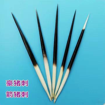 在稻城海拔4000米，刚开始徒步爬升的时候，我在草丛里看到好几根黑白相间的东西，比巴掌长，两头尖尖的