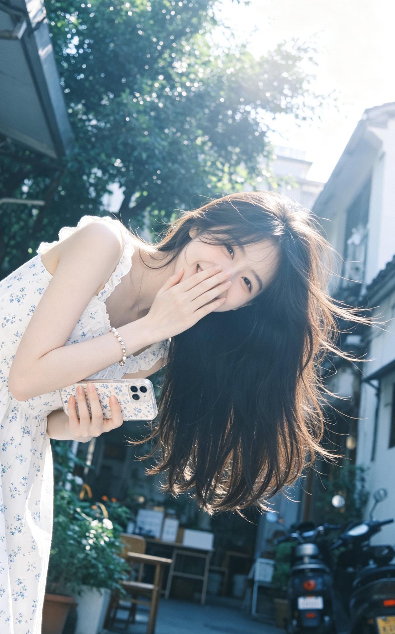 夏日的风，总会偏爱温柔的人阳光穿过树叶洒落下来，微风撩动长发，是夏天独有的浪