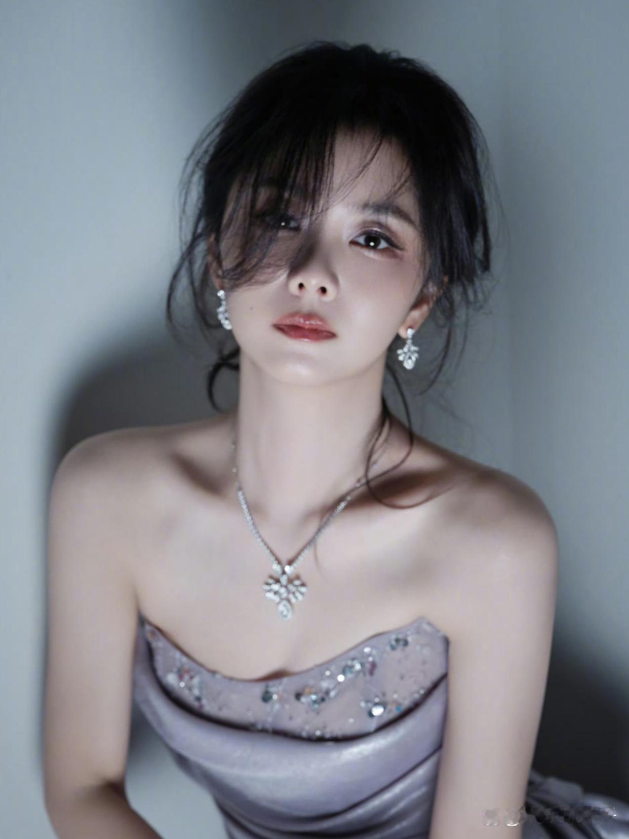 1.赵露思现在就是急着复工拍戏回血，可接连对接的剧本全都黄了，要么项目半路腰斩，