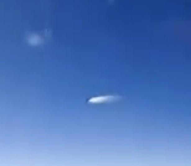 今天有个视频冲上外网热搜，一名美国游客在飞机上，拍到了疑似“UFO”的飞行物
