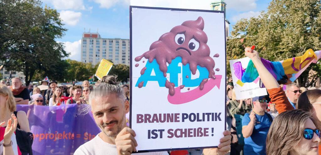 9月12日，柏林数万人上街示威，取缔德国选择党（AFD）是示威者的诉求之一。一名