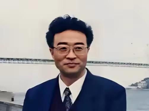 他名叫刘铁骑，是大贪官刘青山的儿子，父亲在1952年被枪毙的时候，刘铁骑才6岁，