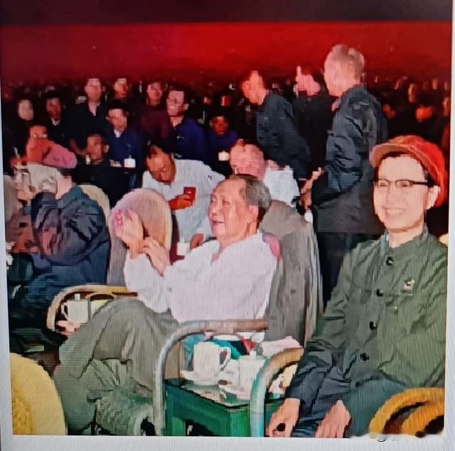 毛主席喜欢红色样板戏，也大力支持红色样板戏。但是，毛主席看红色样板戏的照片非常罕