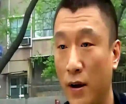 忙活一年，挣了30万。高群书把420万身家全砸进去拍《征服》，最后450万卖给了一个开饭店的女老板。