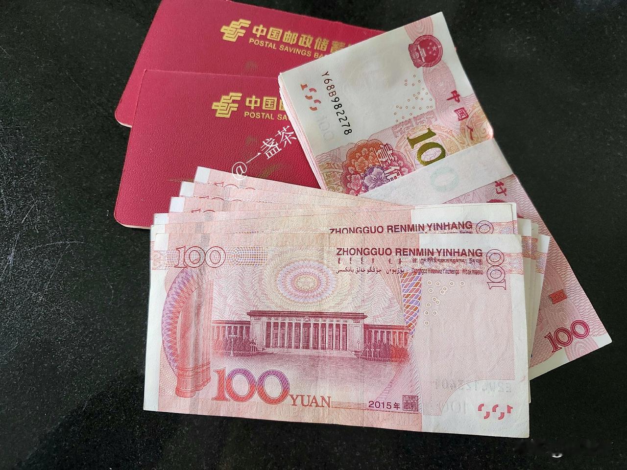 老头终于放手让我取退休金了，拿着两个养老金卡我像是第一次出家门的孩子忐忑不安。