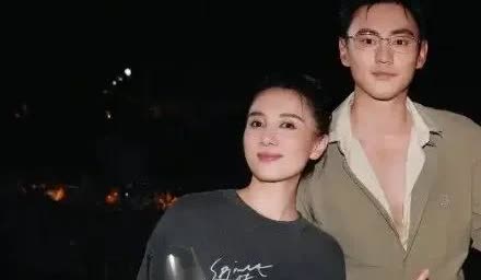 天呐宋佳真是闷声干大事居然低调结婚了[滑稽笑]宋佳的老公也是圈内人