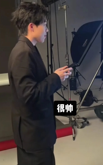 麒麟新物料，工作室刚发的，两张图很明显，一张开心，一张不开心，全写脸上了。谁一