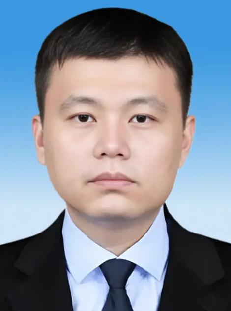 🌙2006年，广东顺德海关的一名普通公务员晚上回到家，悄悄对妻子说：“老婆，我