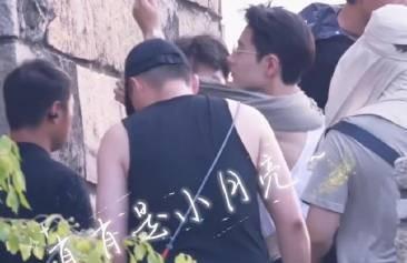 肖战新剧路透！片场直接脱衣服还是同期声哦