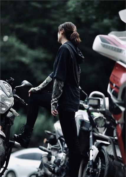 “弯刀裤”显瘦？笑死，品牌把明星当刀，把我们当韭菜！同款裤子，虞书欣穿是腿精