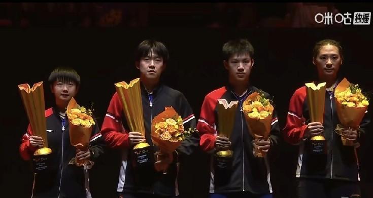 发现了吗？这张照片虽然莎莎最矮，可也是莎莎最精神，奖杯很重，但莎莎举起的