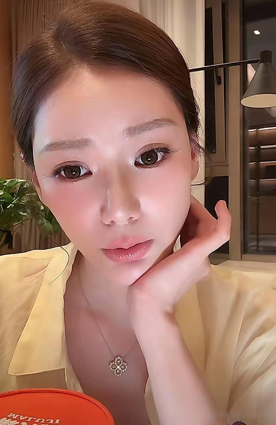 好家伙，深夜开播又被马筱梅装明白了。人数轻松一万加，先摆出身处低谷的样子，转头就