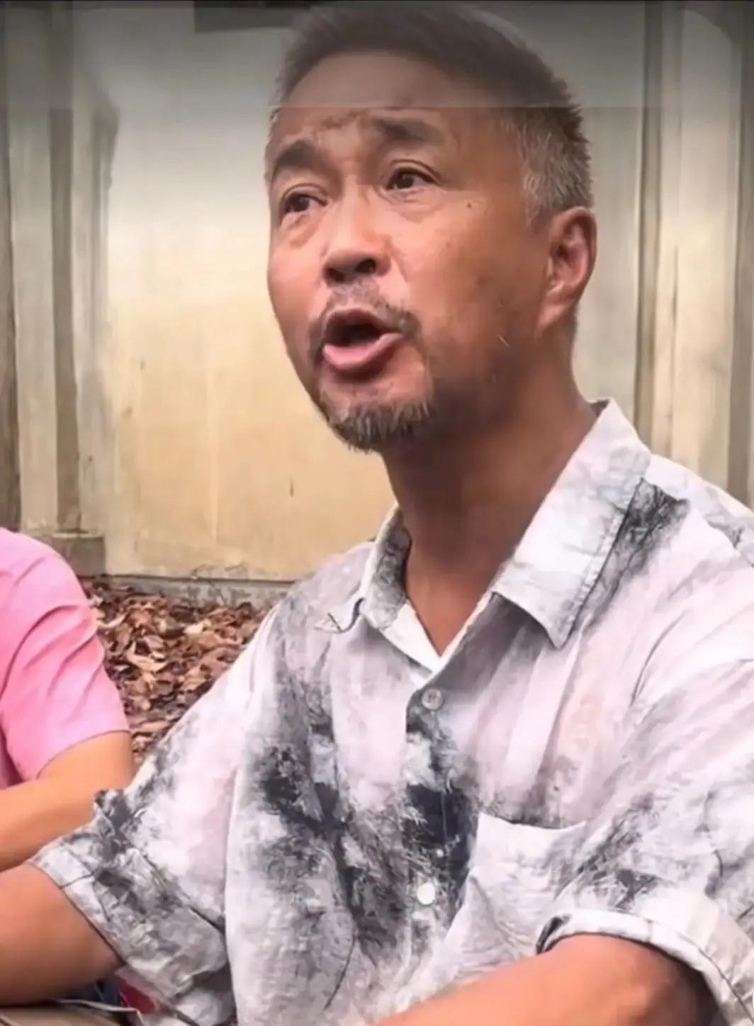 当“流浪大师”沈巍谈及原单位时的怒不可遏,从来都不是对一份工作的执念,而是对“被
