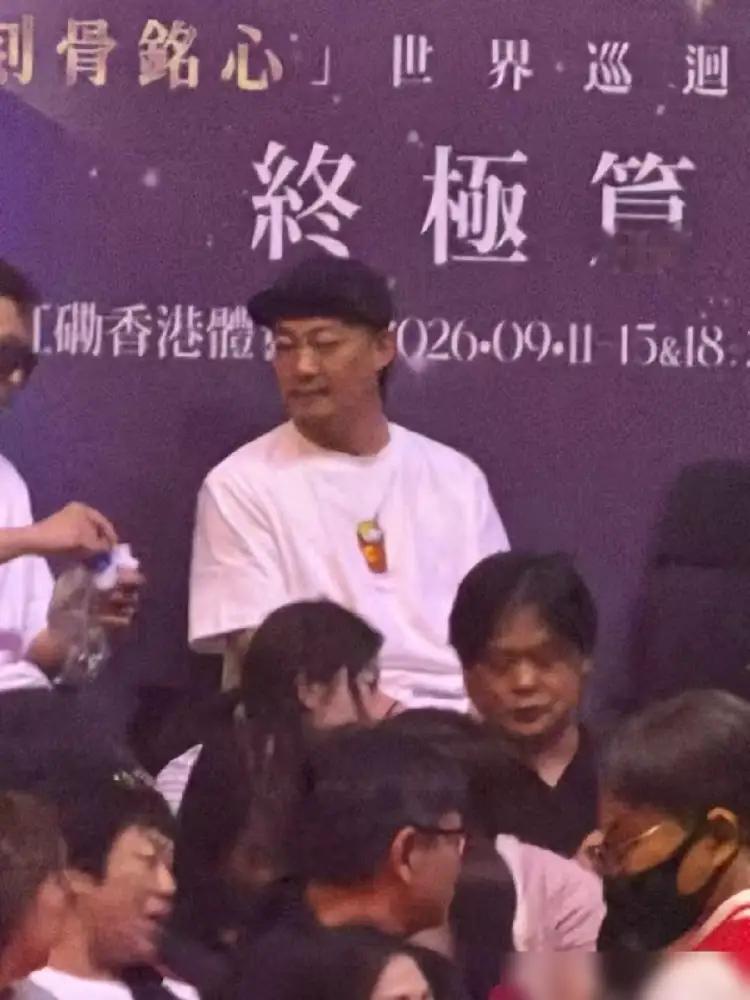 陈奕迅这次没上台合唱其实是有原因的。不是他唱功不好，也不是校长没邀请，而是因为陈奕迅的“观众席”和谭