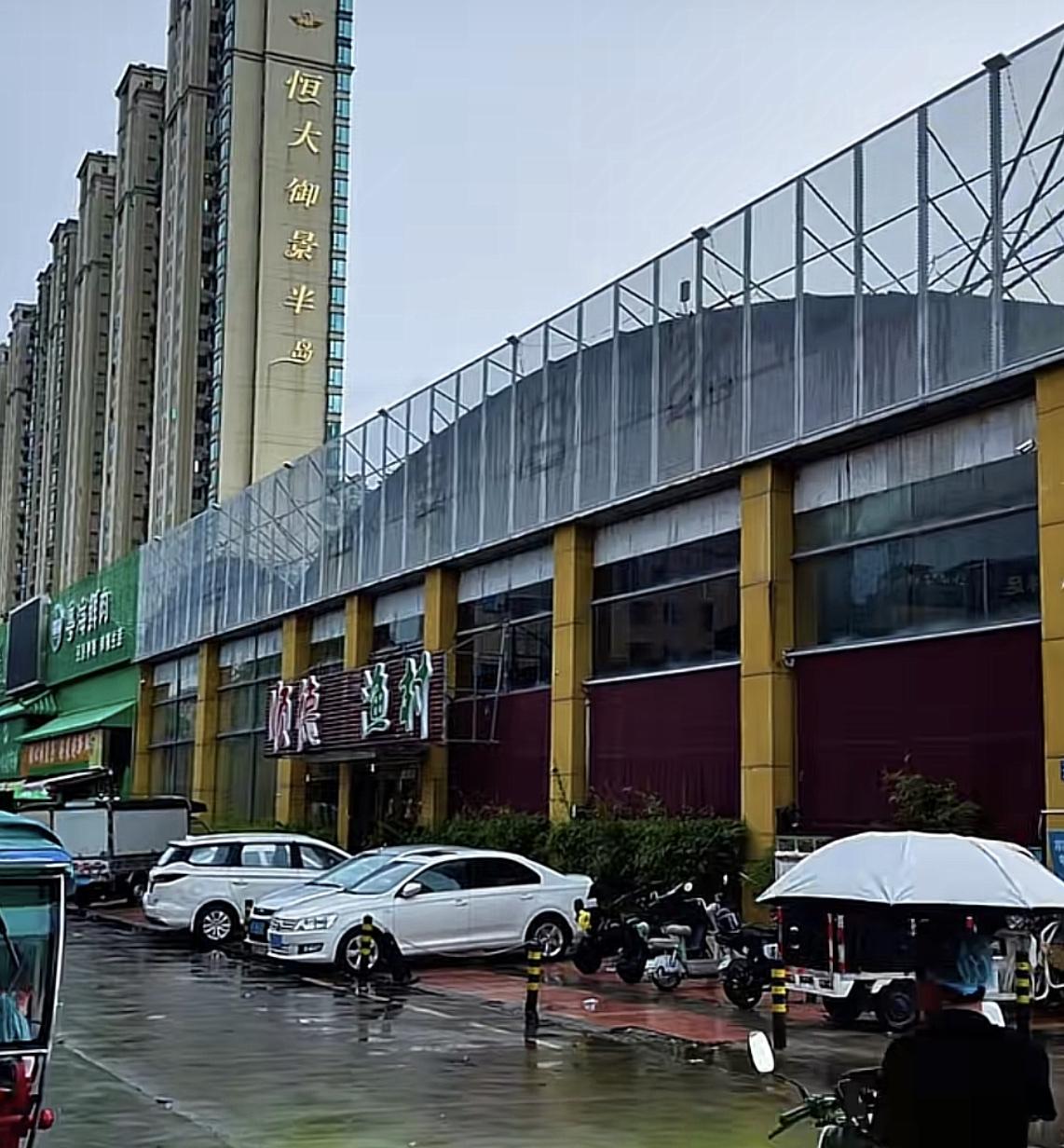 保安这么做，是酒店规定还是个人所为？16日下午18时，广东佛山，一名女子和一岁