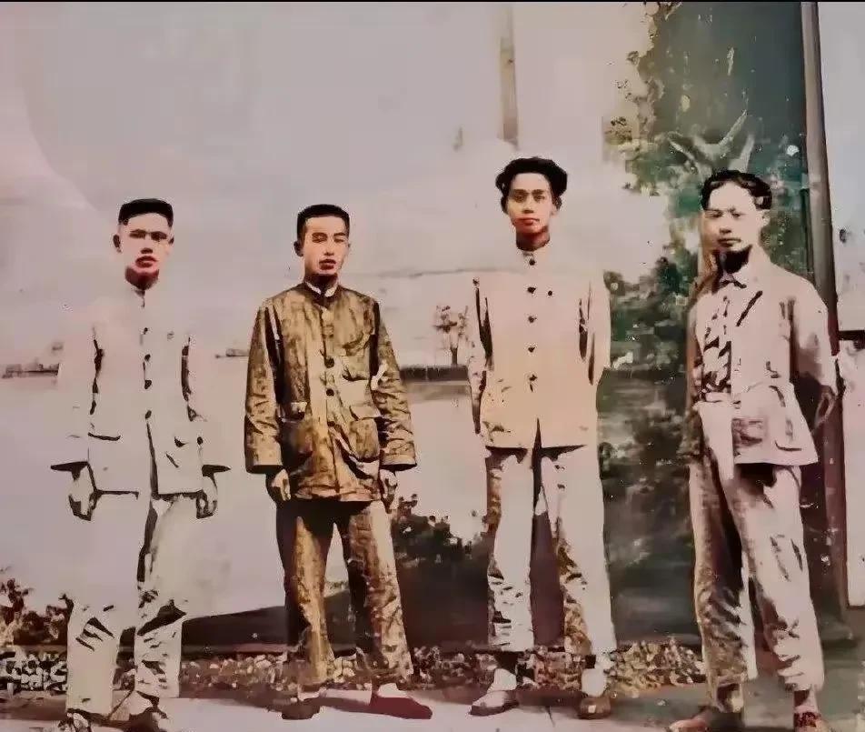 这张1929年的照片，毛主席站在其中，意义非凡。那时，革命的烈火正在熊熊燃烧。毛