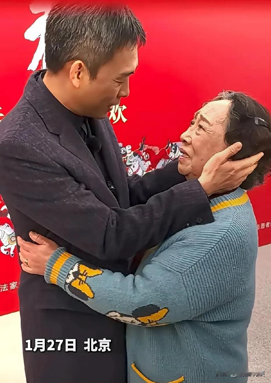 “母子”俩相遇，说不完的嘘寒问暖，画面好温馨啊！张译和孙桂田在百花迎春大联欢相