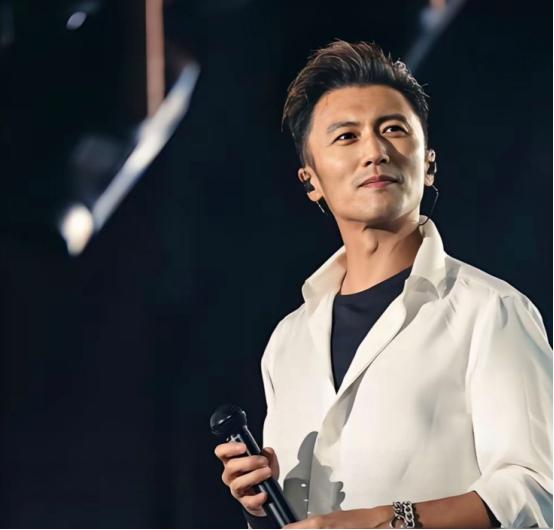 谢霆锋5月底北京演唱会完美结束，但是大家对他不老容颜的讨论声依然激烈。四十多