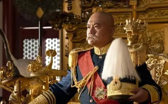 1902年，袁世凯母亲去世，兄长袁世敦却身穿一身红衣现身，一副得意的样子站在老袁