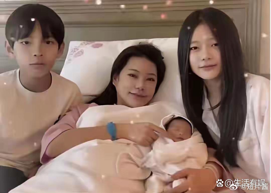 汪小菲再次升级当爸，大S一对子女去医院探望后妈马筱梅，在床头马筱梅和孩子们一起合