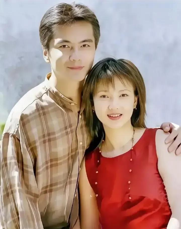 许亚军在节目里说起和何晴那段婚姻，一句“我当年只看脸，没顾上陪她”直接冲上热搜。