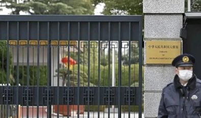 中国驻日本大使馆代表中国政府，以史无前例的言辞，严厉警告日本，不要在二战胜利暨中