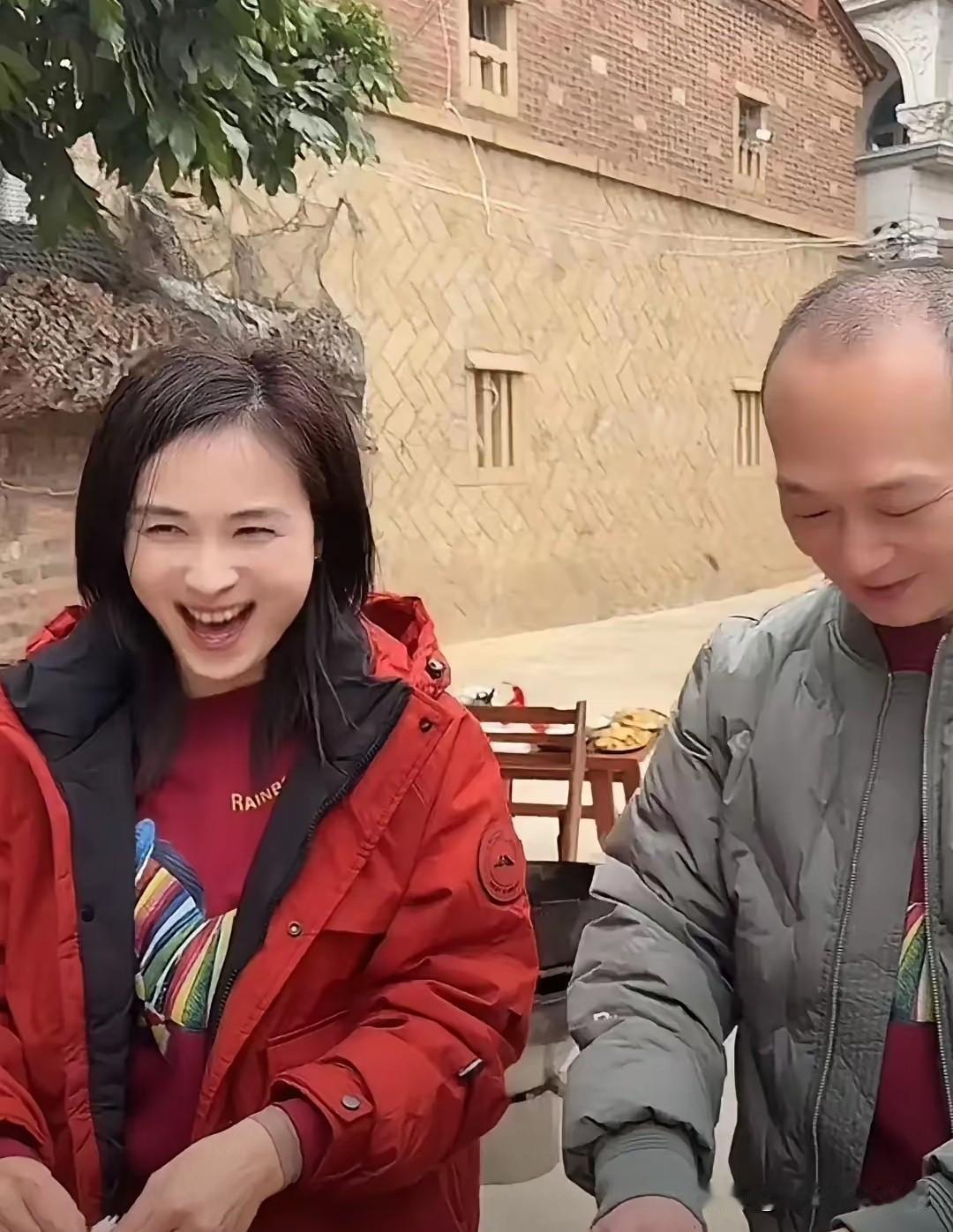 瑾夕在莆田直播，亲朋好友都在为瑾夕站台。大哥二哥也是帮着妹妹讲品和试吃。瑾夕认亲