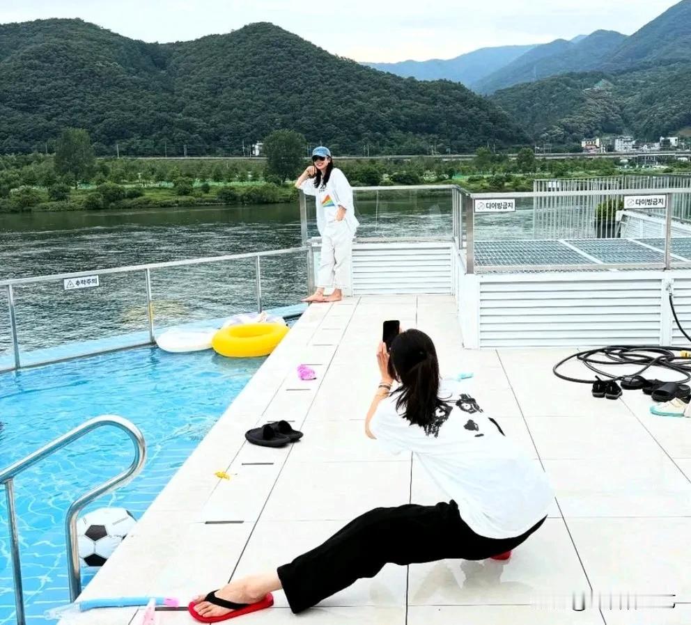 6月，演员孙艺珍在自己的Instagram上上传了照片。公开的照片中，孙艺珍赤脚