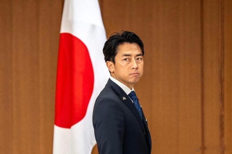 日本自民党内部警告日本防卫大臣小泉进次郎不要继续挑衅中国，否则后果不堪设想。并认