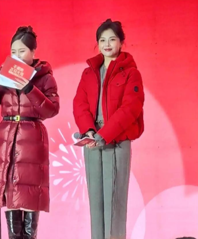 刘涛那件红羽绒服炸了朋友圈。不是天价定制，是Moncler的爆款。八百蓬白鹅绒，