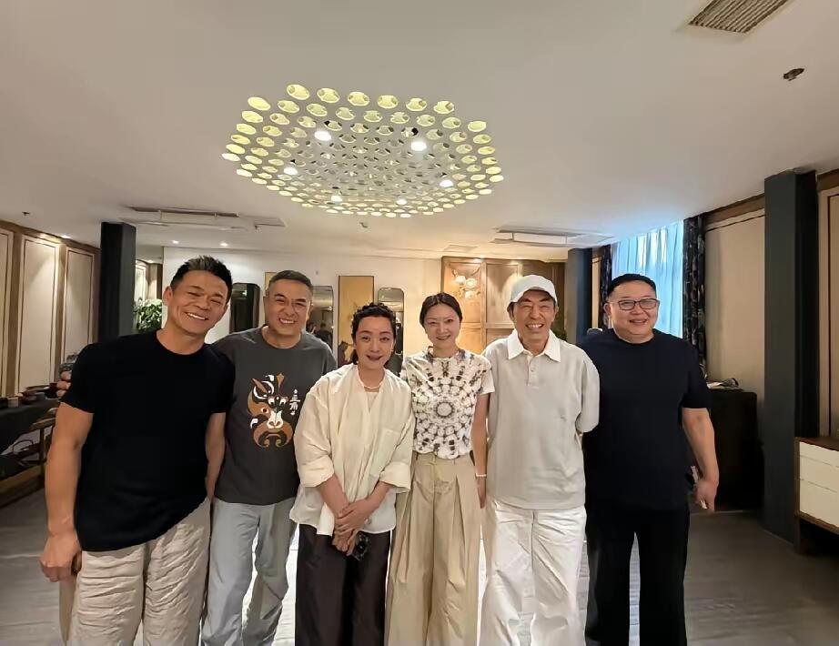 演员张嘉译夫妇与导演张艺谋夫妇张嘉译与张艺谋都是西安人，最近的深度合作是电视剧《