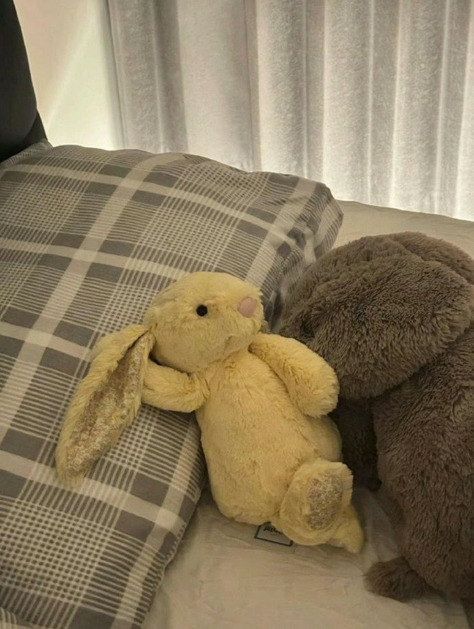 “一直以为，发消息不回的人很不礼貌，后来才明白，一扇不愿意对你开的门，你一直敲才