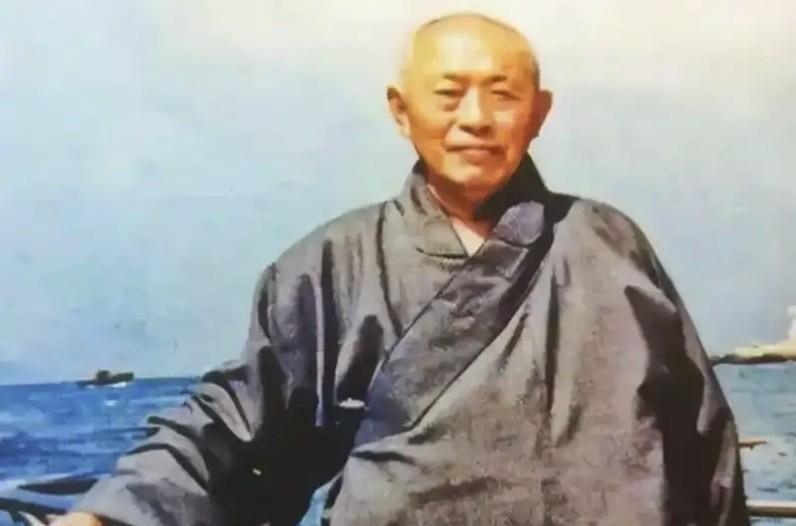 抗战时期，他本是一名高僧，当国家已到了亡国灭种的时刻，他不再研究佛学，不再念经文